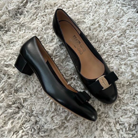 Authentic Ferragamo Vara shoes 8B - Picture 4 of 9